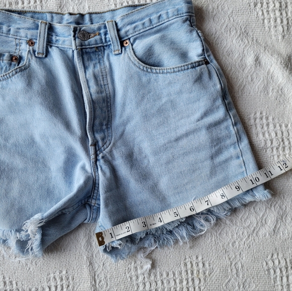 Levi's High Rise Raw Hem Denim Casual Summer Beach Jean Short - Light wash - Picture 9 of 10